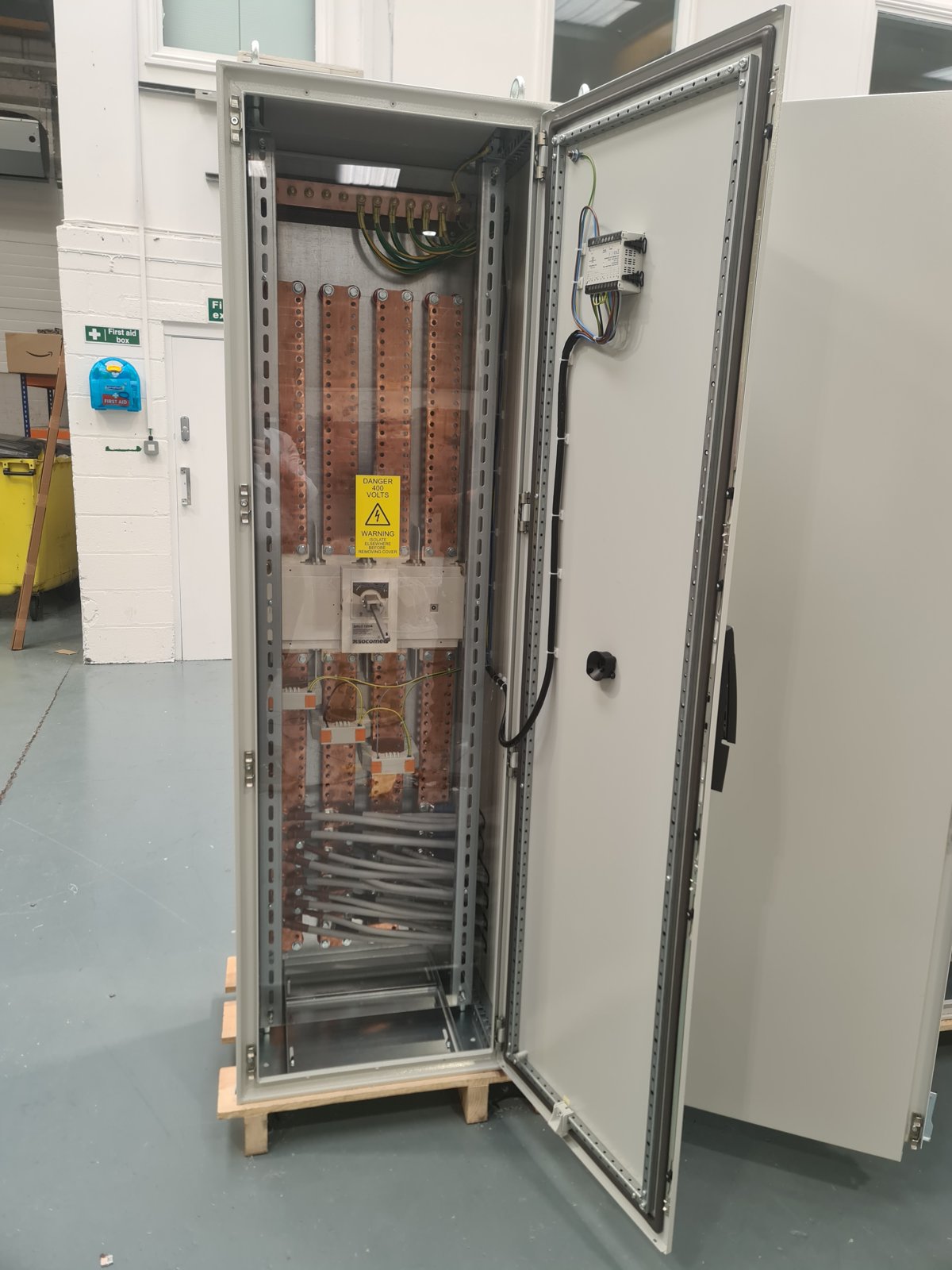 Incoming section with busbars and moulded case circuit breakers