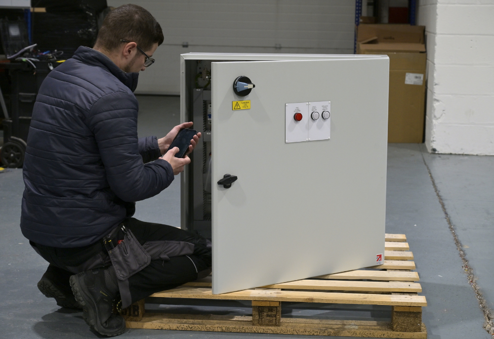 G&G engineer with a finished Evometrix panel