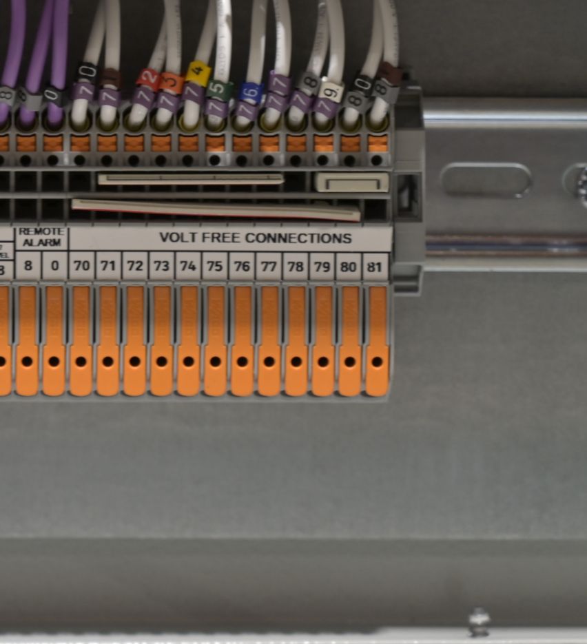 Volt-free connection terminals in the RBC panel